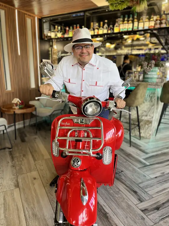 Cliente en la Vespa roja Pacha dentro del restaurante