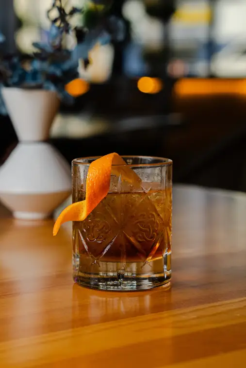 Old Fashioned en vaso tallado con cáscara de naranja