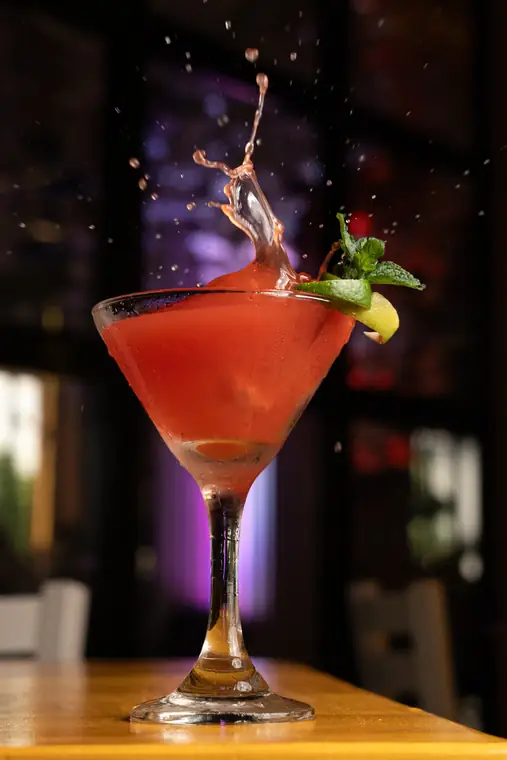 Cosmopolitan con splash, limón y hierbabuena