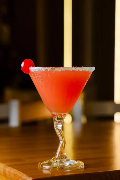 Daiquiri de fresa con cereza en copa