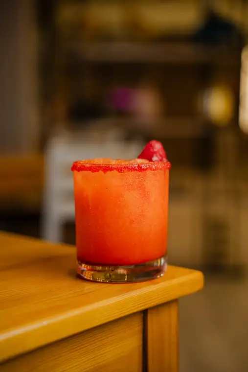 Margarita frozen de fresa con escarchado rojo