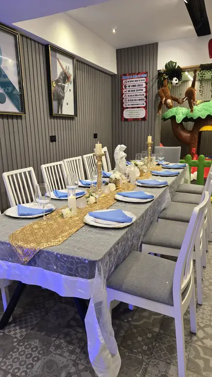 Mesa azul y dorado junto al área de juegos infantil